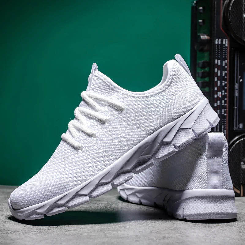 Sapatos de homem Four Seasons novos tamanhos grandes em malha Flyknit, leves e respiráveis, sapatilhas desportivas casuais com sola macia para corrida ao ar livre