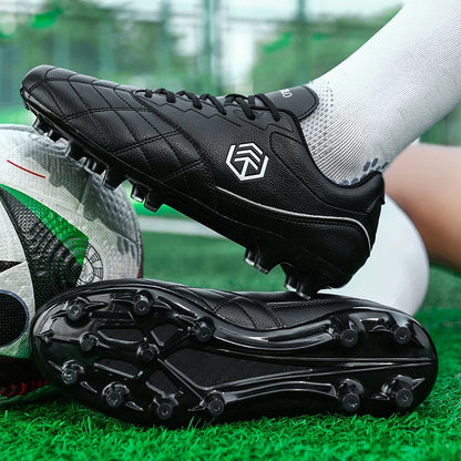 Chuteiras de futebol para homem com pitões longos, para exterior e treino, tamanhos grandes, preto e branco, para adolescentes