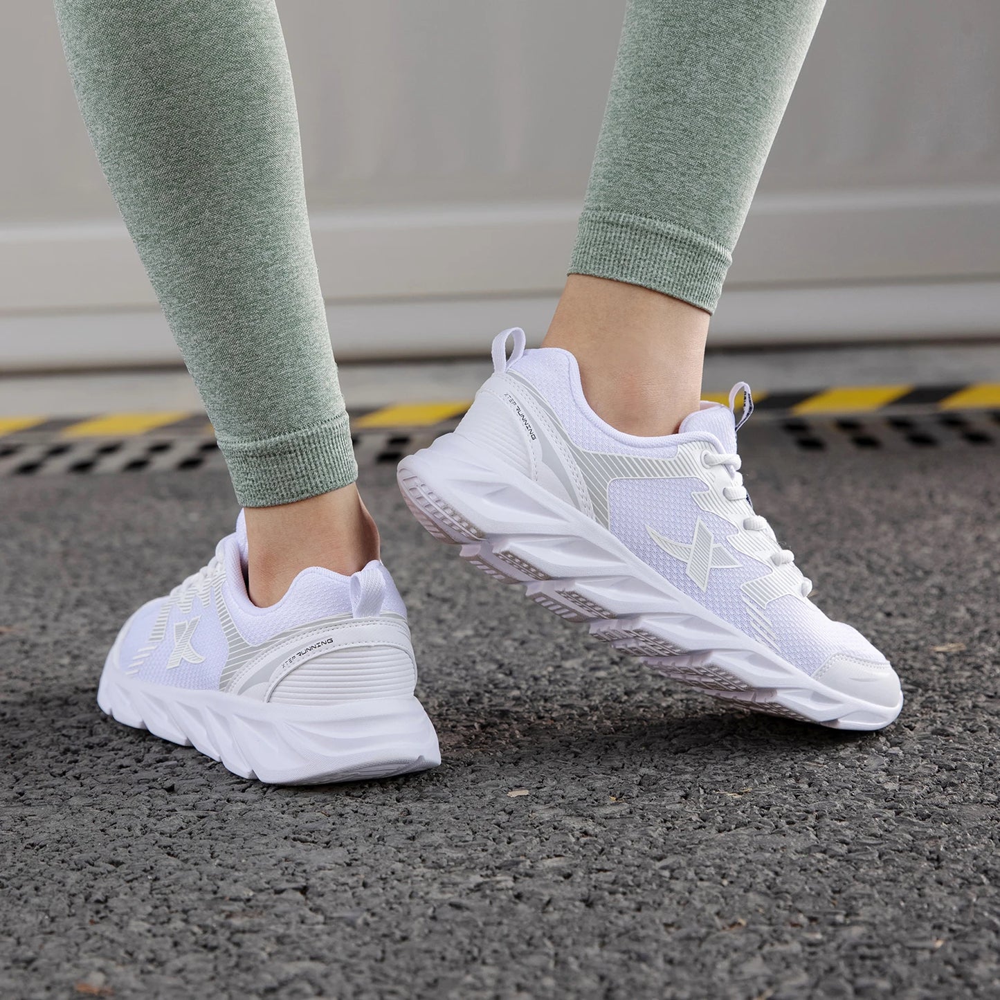 Xtep women's shoes running shoes wear-resistant casual sports shoes for women winter tennis female sneakers white 879318110073