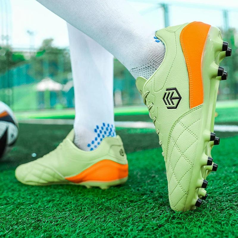 Chuteiras de futebol para homem com pitões longos, para exterior e treino, tamanhos grandes, preto e branco, para adolescentes