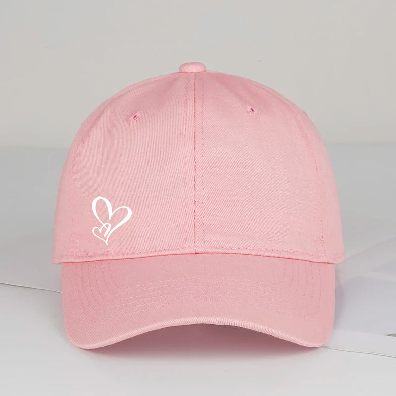 Minimalistisk baseballkasket med dobbelt hjerteprint til kvinder og mænd – blød, justerbar »dad hat« i afslappet stil med kærlighedstema – solhat