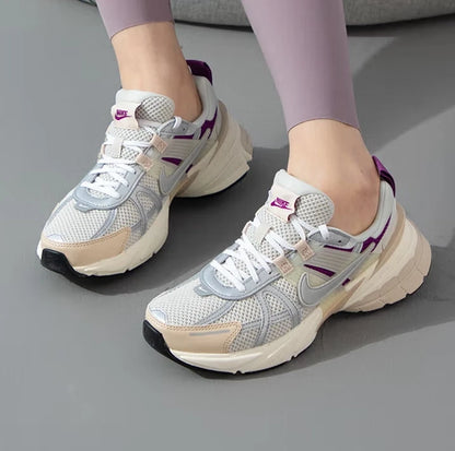 Nike New High-Density-Foam-Sohlendämpfung und verschleißfeste Trainings-Laufschuhe für Herren und Damen, Classic V2K Run Prm leichte und komfortable Outdoor-Sport-Laufschuhe, trendiger Retro-Stil, modisch und vielseitig
