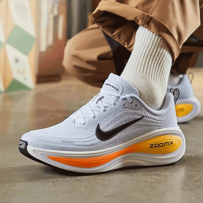Nike HV8150-404 Sport-Sneaker für Herren mit rutschfester Gummi-Außensohle