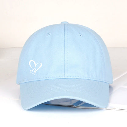 Minimalistisk baseballkasket med dobbelt hjerteprint til kvinder og mænd – blød, justerbar »dad hat« i afslappet stil med kærlighedstema – solhat