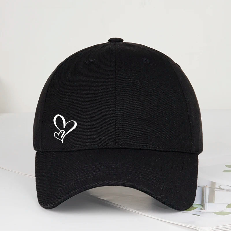 Minimalistisk baseballkasket med dobbelt hjerteprint til kvinder og mænd – blød, justerbar »dad hat« i afslappet stil med kærlighedstema – solhat