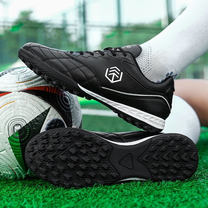 Chuteiras de futebol para homem com pitões longos, para exterior e treino, tamanhos grandes, preto e branco, para adolescentes