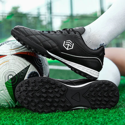 Chuteiras de futebol para homem com pitões longos, para exterior e treino, tamanhos grandes, preto e branco, para adolescentes
