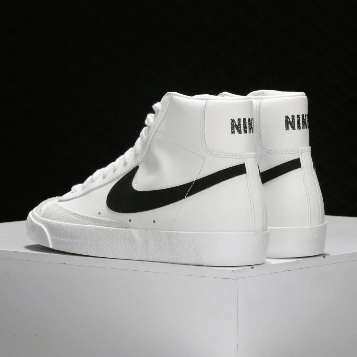 Oryginalne, autentyczne męskie i damskie wygodne trampki Nike BLAZER MID '77 BQ6806-100
