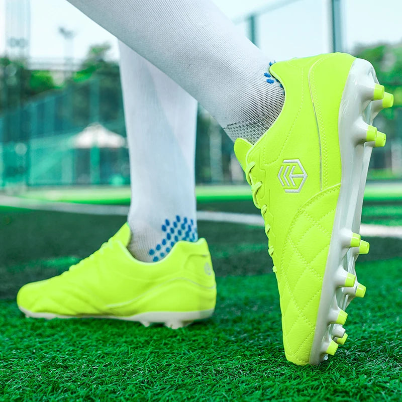 Chuteiras de futebol para homem com pitões longos, para exterior e treino, tamanhos grandes, preto e branco, para adolescentes