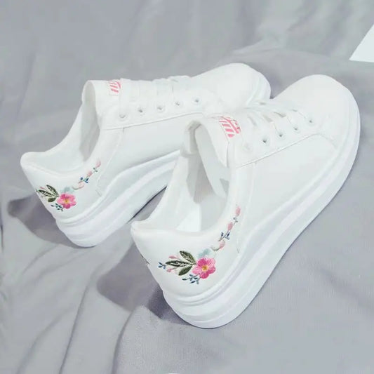 Zapatillas de mujer 2025 para running, primavera y otoño, moda blanca transpirable con flores bordadas, cordones y estilo casual