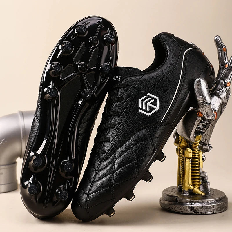 Chuteiras de futebol para homem com pitões longos, para exterior e treino, tamanhos grandes, preto e branco, para adolescentes