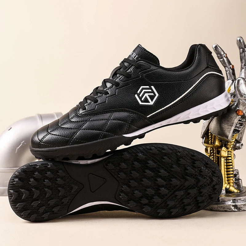 Chuteiras de futebol para homem com pitões longos, para exterior e treino, tamanhos grandes, preto e branco, para adolescentes