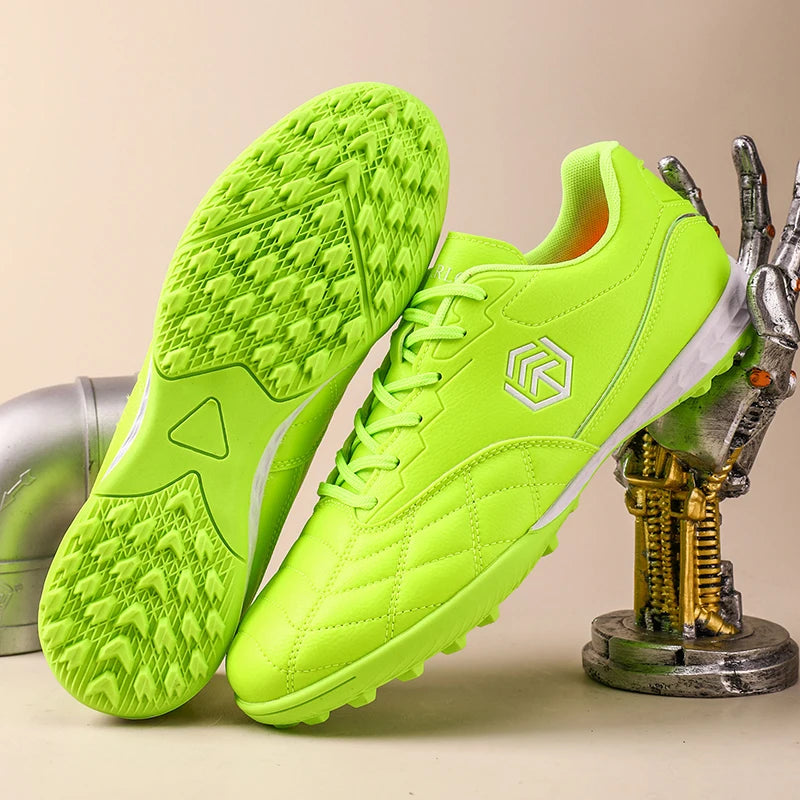 Chuteiras de futebol para homem com pitões longos, para exterior e treino, tamanhos grandes, preto e branco, para adolescentes
