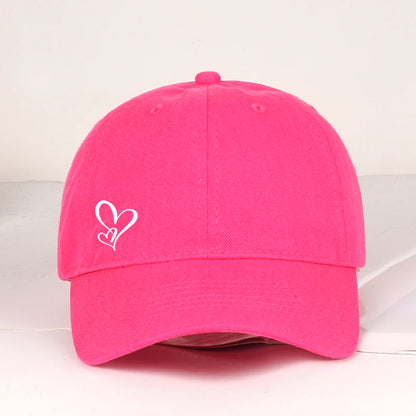Minimalistisk baseballkasket med dobbelt hjerteprint til kvinder og mænd – blød, justerbar »dad hat« i afslappet stil med kærlighedstema – solhat