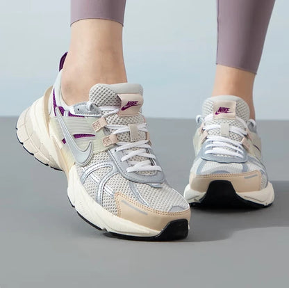 Nike New High-Density-Foam-Sohlendämpfung und verschleißfeste Trainings-Laufschuhe für Herren und Damen, Classic V2K Run Prm leichte und komfortable Outdoor-Sport-Laufschuhe, trendiger Retro-Stil, modisch und vielseitig