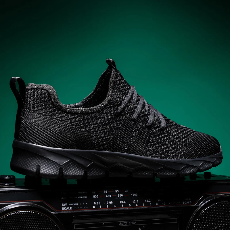 Sapatos de homem Four Seasons novos tamanhos grandes em malha Flyknit, leves e respiráveis, sapatilhas desportivas casuais com sola macia para corrida ao ar livre