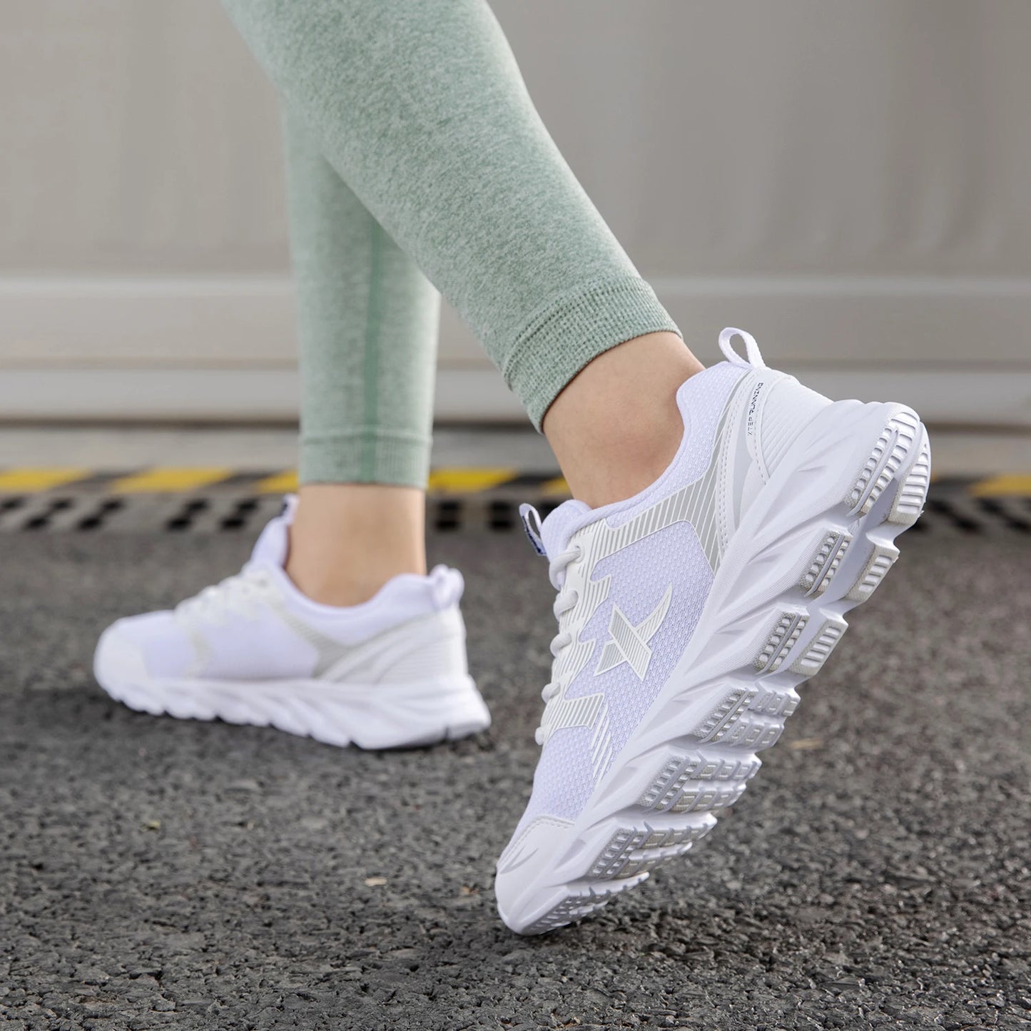 Xtep women's shoes running shoes wear-resistant casual sports shoes for women winter tennis female sneakers white 879318110073
