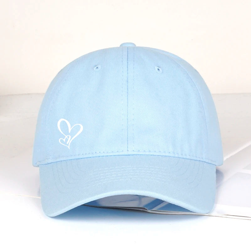 Minimalistisk baseballkasket med dobbelt hjerteprint til kvinder og mænd – blød, justerbar »dad hat« i afslappet stil med kærlighedstema – solhat