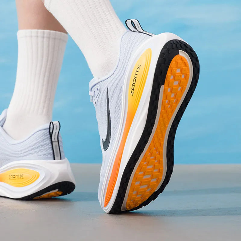 Nike HV8150-404 Sport-Sneaker für Herren mit rutschfester Gummi-Außensohle
