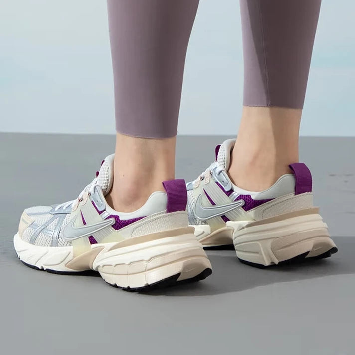 Nike New High-Density-Foam-Sohlendämpfung und verschleißfeste Trainings-Laufschuhe für Herren und Damen, Classic V2K Run Prm leichte und komfortable Outdoor-Sport-Laufschuhe, trendiger Retro-Stil, modisch und vielseitig