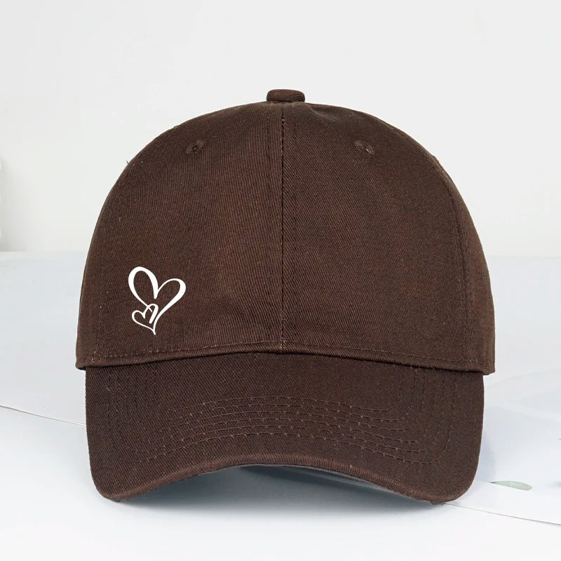 Minimalistisk baseballkasket med dobbelt hjerteprint til kvinder og mænd – blød, justerbar »dad hat« i afslappet stil med kærlighedstema – solhat