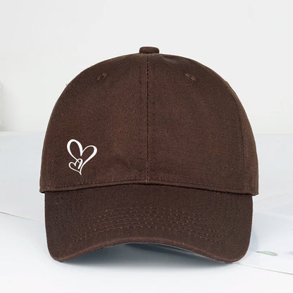 Minimalistisk baseballkasket med dobbelt hjerteprint til kvinder og mænd – blød, justerbar »dad hat« i afslappet stil med kærlighedstema – solhat