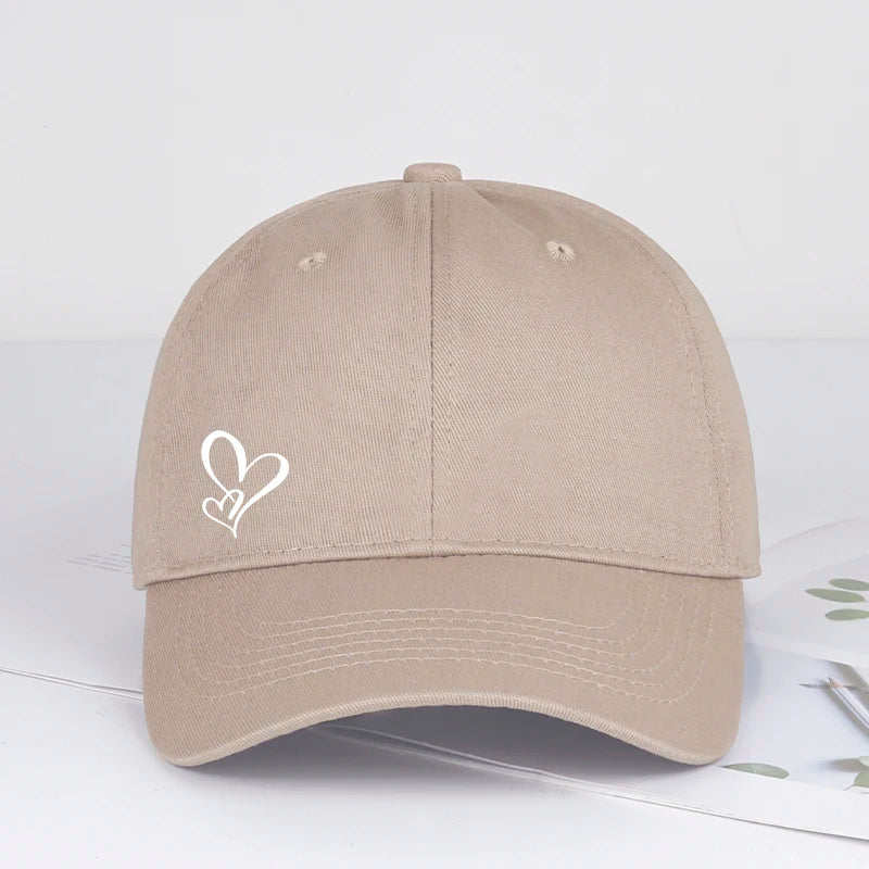 Minimalistisk baseballkasket med dobbelt hjerteprint til kvinder og mænd – blød, justerbar »dad hat« i afslappet stil med kærlighedstema – solhat