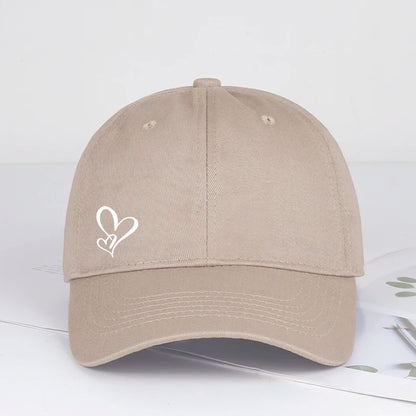 Minimalistisk baseballkasket med dobbelt hjerteprint til kvinder og mænd – blød, justerbar »dad hat« i afslappet stil med kærlighedstema – solhat