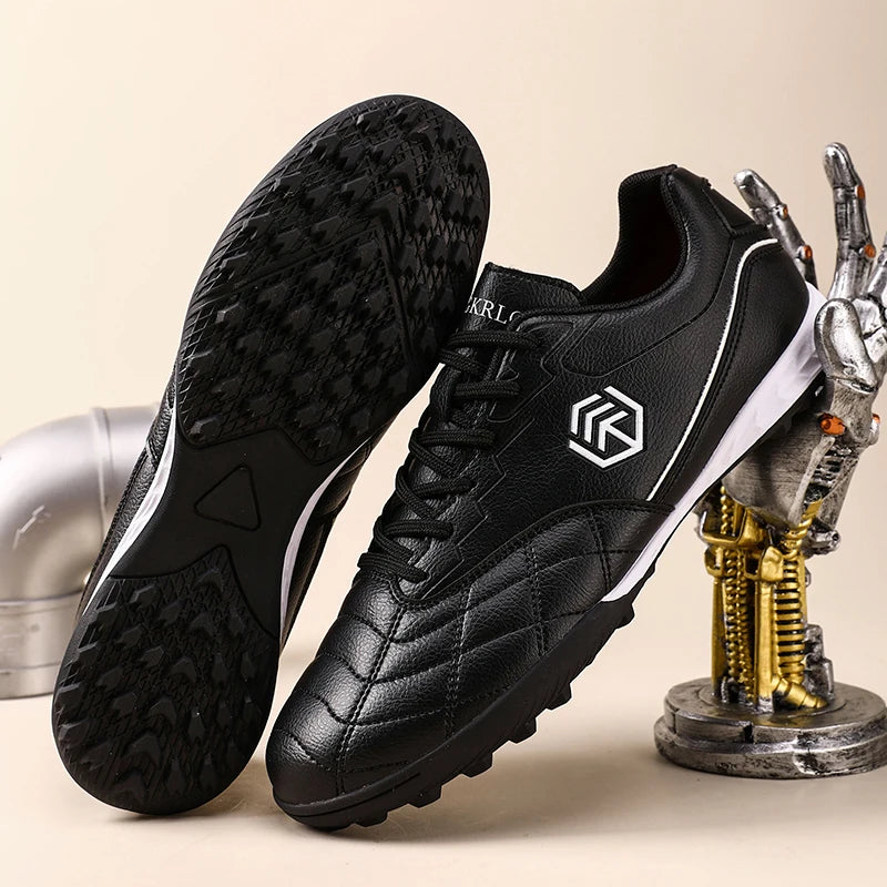 Chuteiras de futebol para homem com pitões longos, para exterior e treino, tamanhos grandes, preto e branco, para adolescentes