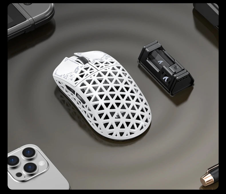 Rato Gaming Sem Fios ATTACK SHARK R5 Ultra em Fibra de Carbono, Sensor Gaming PixArt PAW3950MAX, 42000DPI, 8000Hz, MCU Nordic 52840