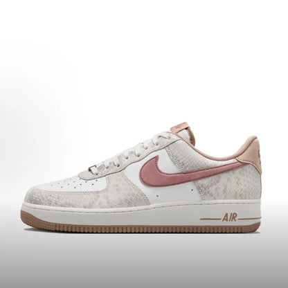 Nike Air Force 1 '07 LV8 : baskets décontractées pour homme, style rétro, en cuir, basses, confortables, pour la ville, DA8571-100