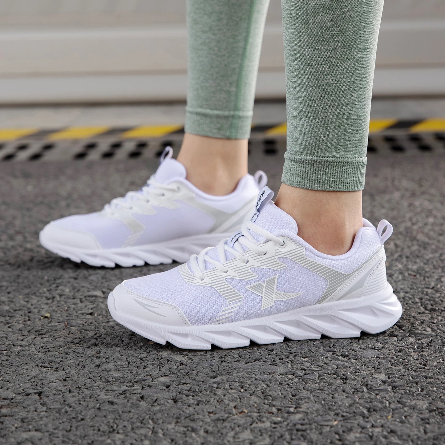 Xtep women's shoes running shoes wear-resistant casual sports shoes for women winter tennis female sneakers white 879318110073