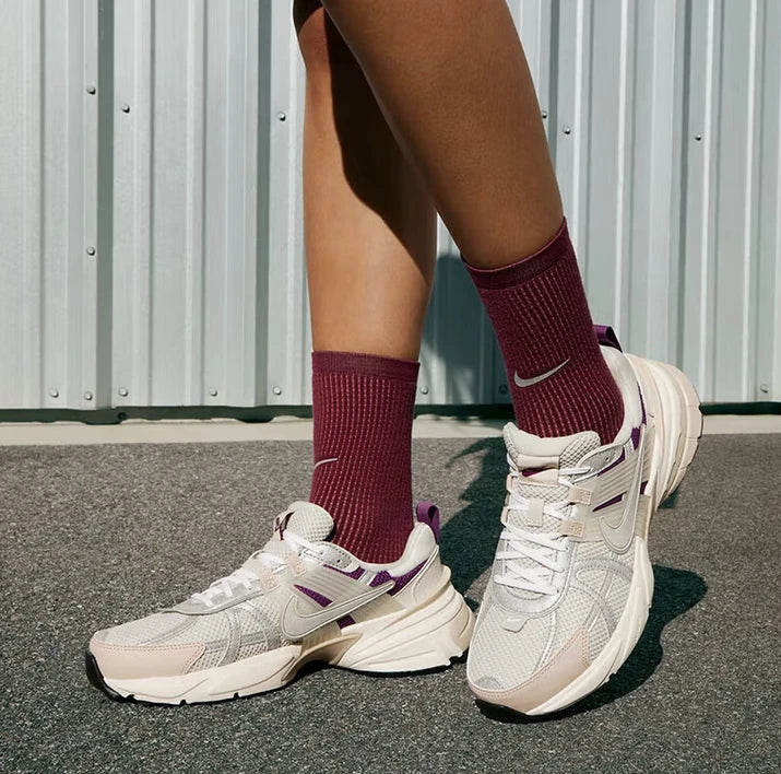Nike New High-Density-Foam-Sohlendämpfung und verschleißfeste Trainings-Laufschuhe für Herren und Damen, Classic V2K Run Prm leichte und komfortable Outdoor-Sport-Laufschuhe, trendiger Retro-Stil, modisch und vielseitig