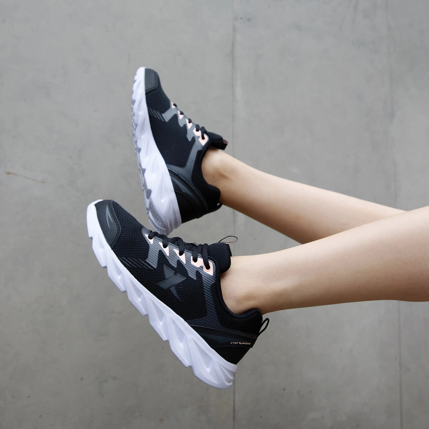 Xtep women's shoes running shoes wear-resistant casual sports shoes for women winter tennis female sneakers white 879318110073