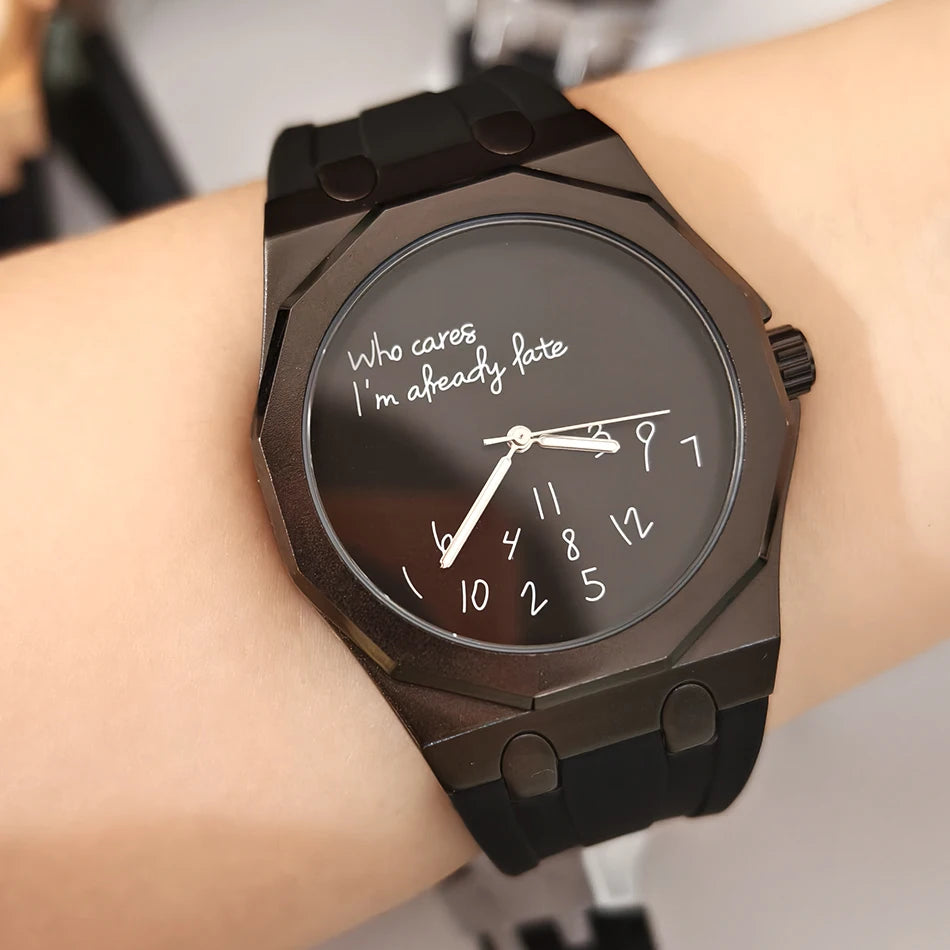 Luksusowy zegarek męski z ośmiokątną kopertą i silikonowym paskiem, wodoodporny, wyposażony w tarczę z humorystycznym hasłem „Who Cares I'm Already Late” (No i co z tego, i tak już się spóźniłem).