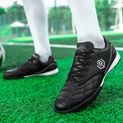 Chuteiras de futebol para homem com pitões longos, para exterior e treino, tamanhos grandes, preto e branco, para adolescentes