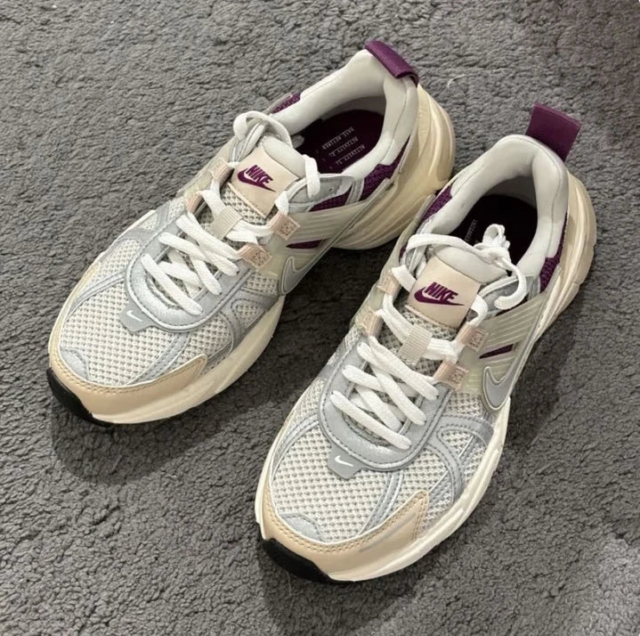 Nike New High-Density-Foam-Sohlendämpfung und verschleißfeste Trainings-Laufschuhe für Herren und Damen, Classic V2K Run Prm leichte und komfortable Outdoor-Sport-Laufschuhe, trendiger Retro-Stil, modisch und vielseitig