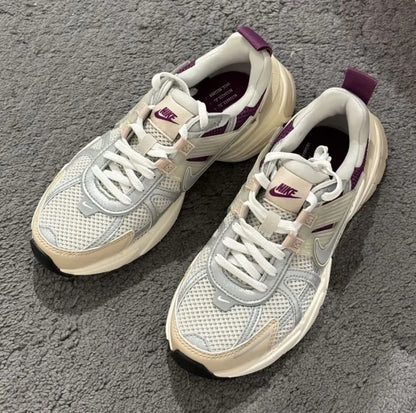 Nike New High-Density-Foam-Sohlendämpfung und verschleißfeste Trainings-Laufschuhe für Herren und Damen, Classic V2K Run Prm leichte und komfortable Outdoor-Sport-Laufschuhe, trendiger Retro-Stil, modisch und vielseitig