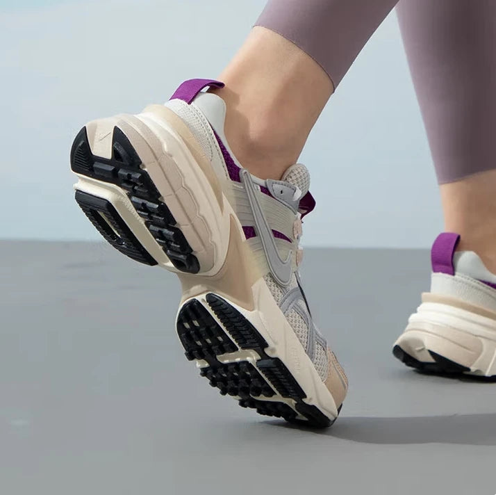 Nike New High-Density-Foam-Sohlendämpfung und verschleißfeste Trainings-Laufschuhe für Herren und Damen, Classic V2K Run Prm leichte und komfortable Outdoor-Sport-Laufschuhe, trendiger Retro-Stil, modisch und vielseitig