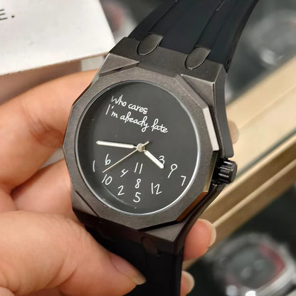 Luksusowy zegarek męski z ośmiokątną kopertą i silikonowym paskiem, wodoodporny, wyposażony w tarczę z humorystycznym hasłem „Who Cares I'm Already Late” (No i co z tego, i tak już się spóźniłem).