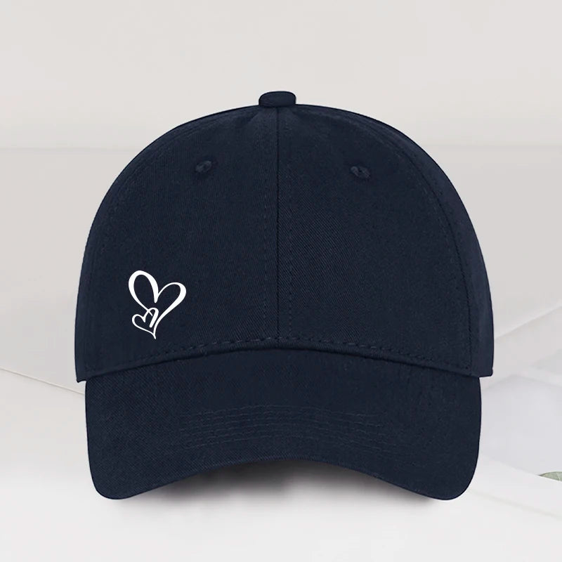 Minimalistisk baseballkasket med dobbelt hjerteprint til kvinder og mænd – blød, justerbar »dad hat« i afslappet stil med kærlighedstema – solhat